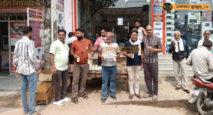 चिड़ावा में कैंची धाम स्थापना दिवस पर श्रद्धालुओं ने राहगीरों के लिए लगाई दूध ठंडाई की छबील
