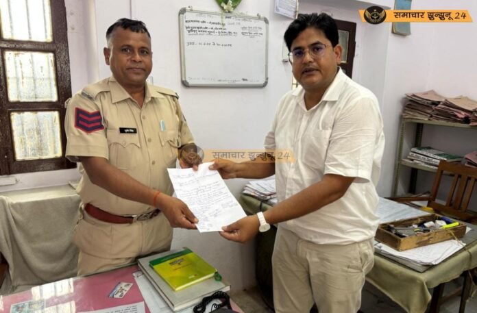 पिलानी में निजी ट्रेवल्स की बस के विरुद्ध व्यापारियों ने पुलिस को सौंपा ज्ञापन, भीड़ भरे बाजार में तेज रफ्तार से बस चलाने और प्रेशर हॉर्न बजाने का आरोप
